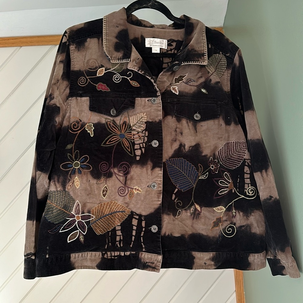 Beautiful embroidered woman’s jacket. Size 1x 💯 cotton!